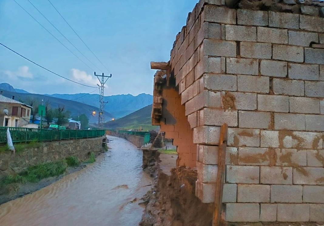 Sağanak felakete döndü! Evler sular altında kaldı onlarca hayvan telef oldu 14